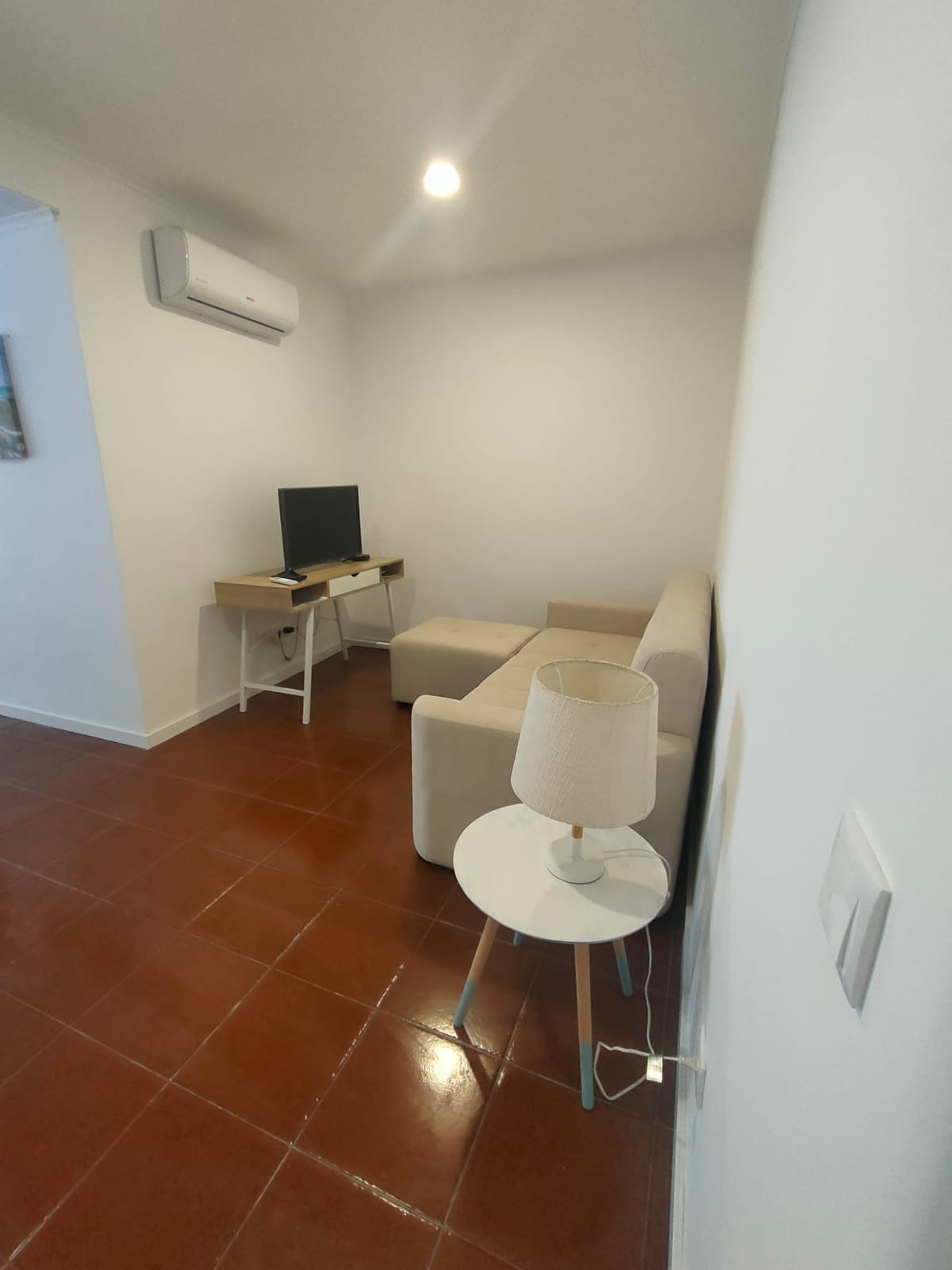 Sala de estar com TV e ar condicionado