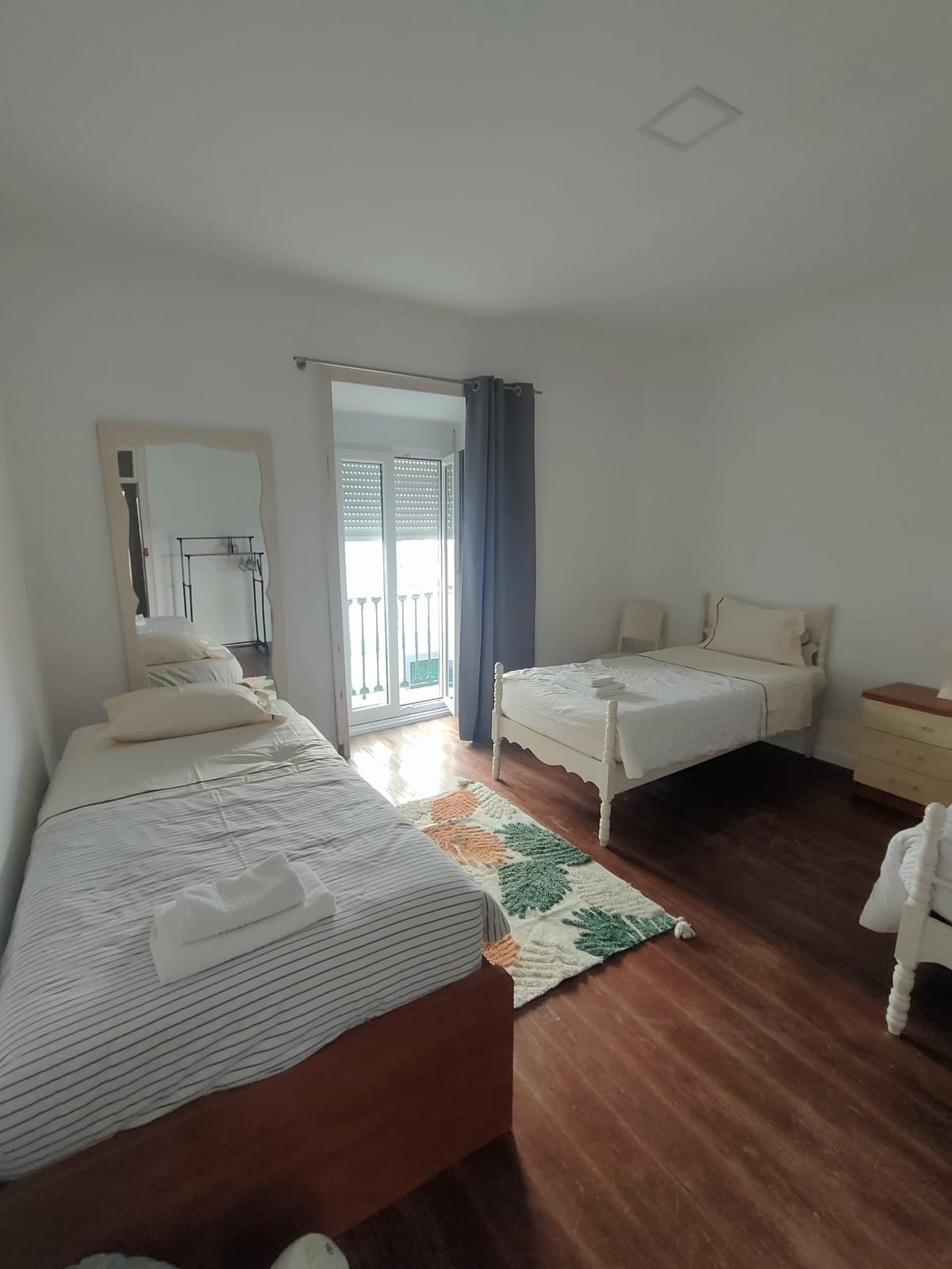 Quarto com camas individuais e varanda