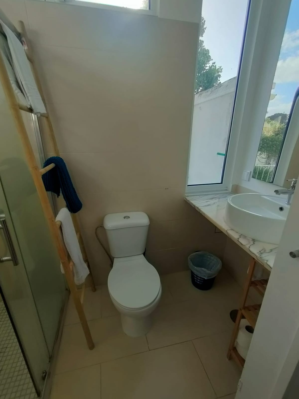 Segunda casa de banho com duche