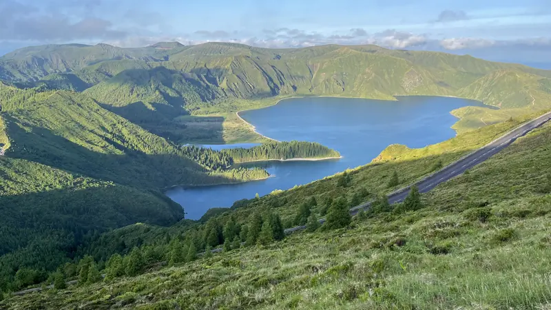 A Lagoa do Fogo, a lagoa de cratera no centro de São Miguel